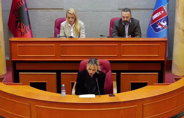 Debat në Këshillin Bashkiak të Tiranës/ Zhulali pyet Ristanin: Pse i dhatë kryeministrit të drejtën për të drejtuar?