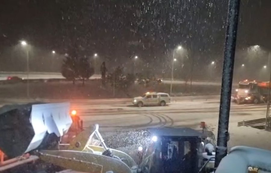 Dëbora deri në 10 cm në juglindje, probleme në qarkullim dhe në furnizimin me energji elektrike