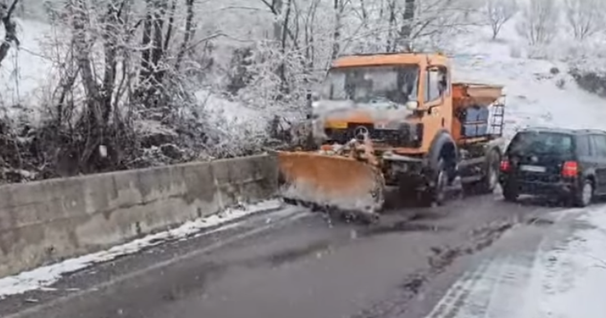 Dëborë në pranverë në Kukës, akulli ‘pushton’ rrugët
