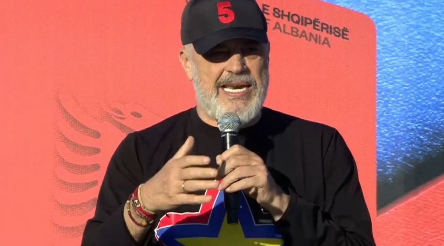 “Demokratet janë realiste, burrat tifozë janë çyryk”/ Rama në Kamëz: Politika s’është një ndeshje futbolli