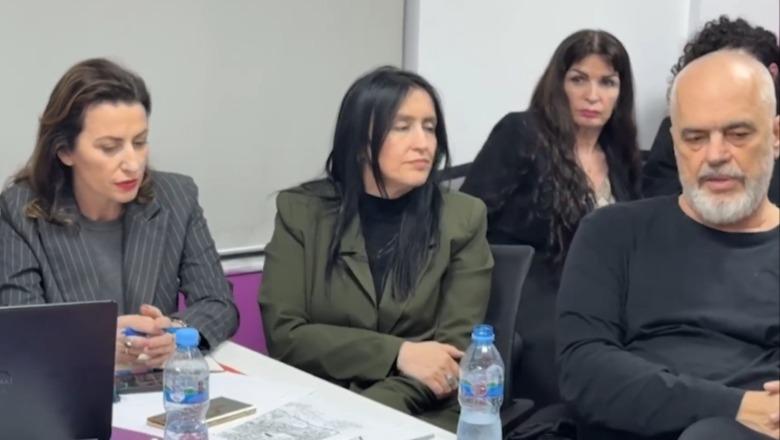 “Dhe nata vazhdon, celulë m’celulë…”, Rama takim në Laprakë, batutë me të rinjtë: Tët ëmë dhe tët atë i njoh që kur ishin të dashuruar…