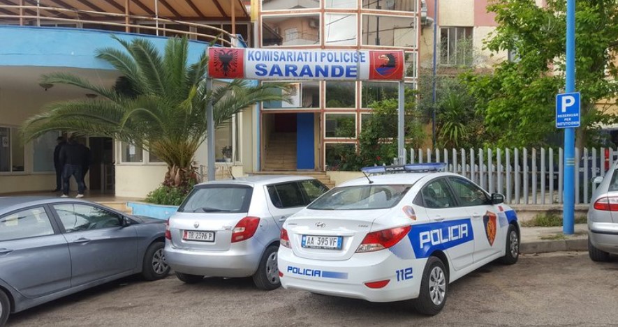 Dhunohet një person në Sarandë/ Policia shoqëron një nga autorët, tjetri shpallet në kërkim