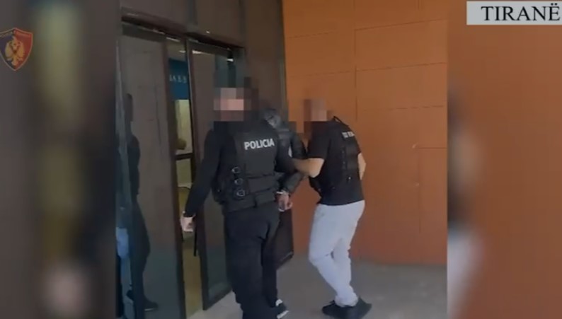 Dhunuan dhe i morën makinën një shtetasi, arrestohen 2 vëllezërit, ja akuzat që rëndojnë kundër tyre