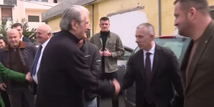 Dikur i bënë atentat, sot garon për PD-në, Berisha shfaqet krah ish-prokurorit të shkarkuar për lidhjet me krimin