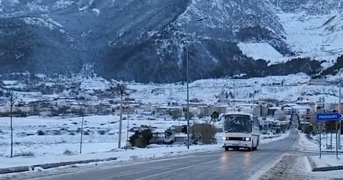 Dimër në pranverë! Kukësi “zgjohet” i ngrirë, në Korçë të gjitha akset rrugore të kalueshme, si paraqitet situata