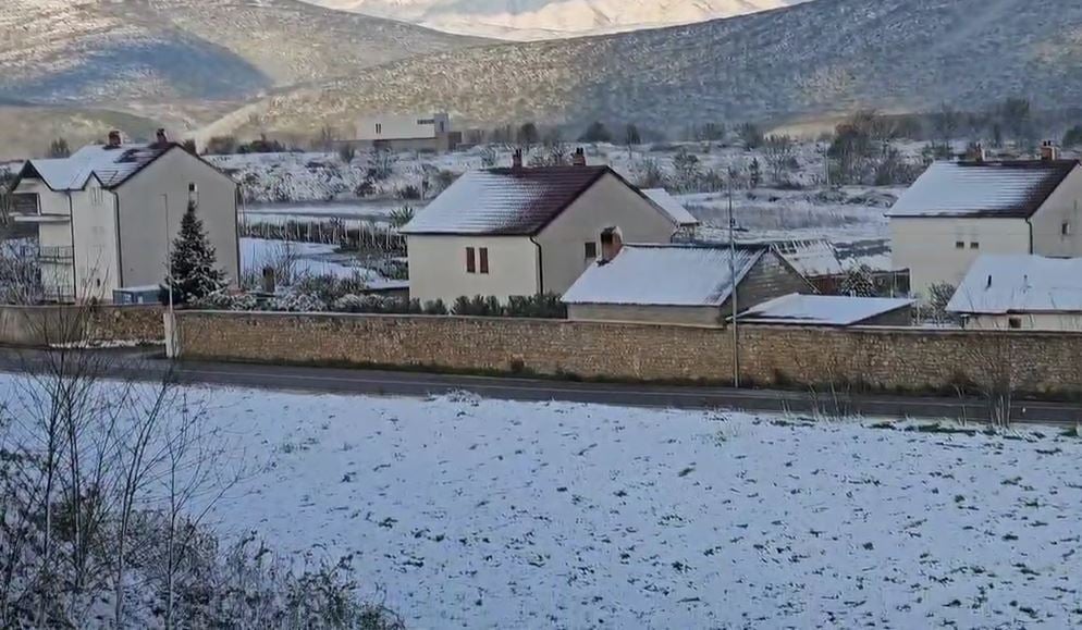 Dimri nuk e ka në plan të largohet! Dëbora mbulon qytetet e vendit, temperaturat shkojnë në minus! Si paraqitet situata