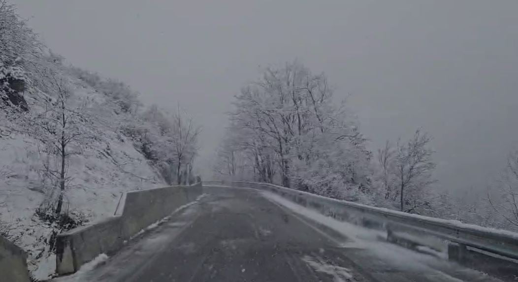 Dimri “refuzon” të largohet! Reshjet e dëborës zbardhin Kukësin, Dibrën, Pukën e Shkodrën
