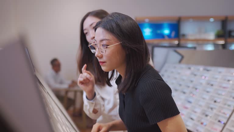 Disa shenja që tregojnë se ju keni nevojë për syze optike