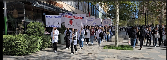 Dita Botërore e Shëndetit/ Studentët në Vlorë marshojnë përgjatë bulevardit