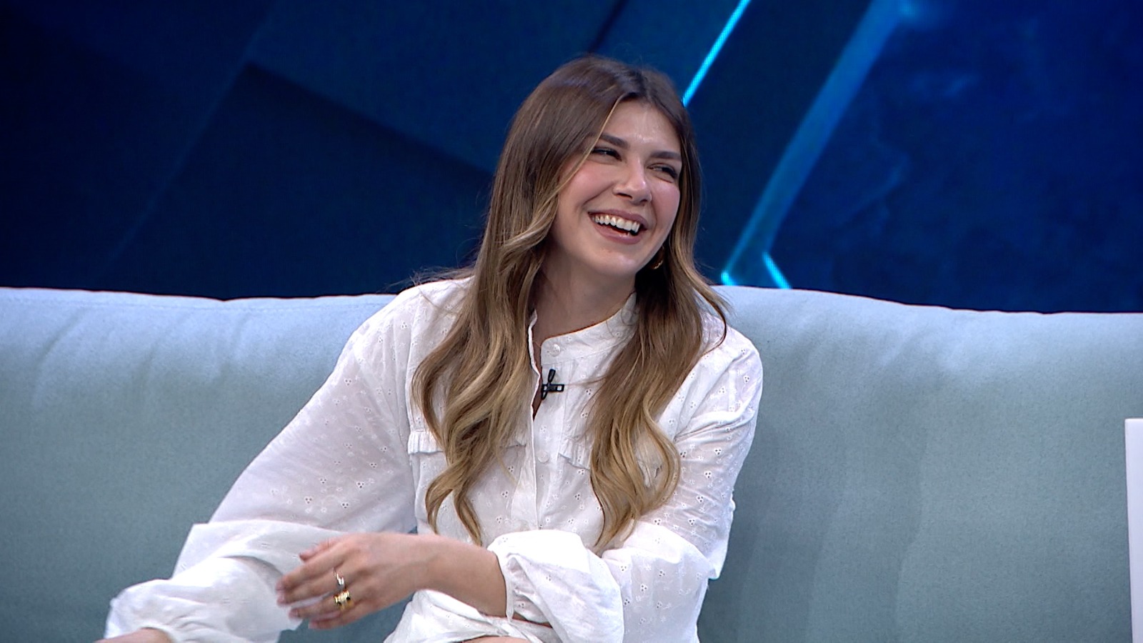 Ditea Berisha e lumtur në krahët e një partneri? Moderatorja e thotë “troç”