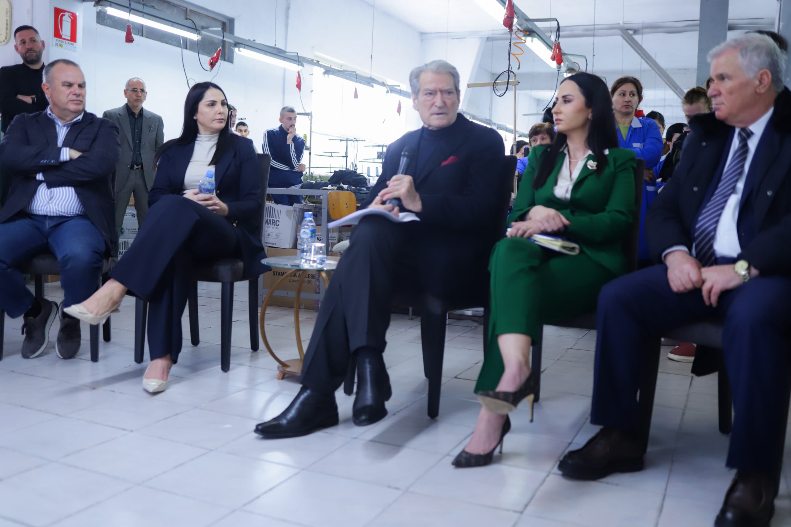 “Dividenti do taksohet me 10%”, lapsusi i Sali Berishës gjatë takimit me punonjësit e fasonerisë, reagon biznesmeni: Si 10%? Po e kemi 8%…