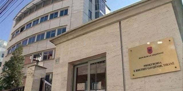 Djali rekrutonte vajza për prostitucion drejt Italisë, me paratë e pista blinte prona në emër të të atit! Sekuestrohen pasuritë