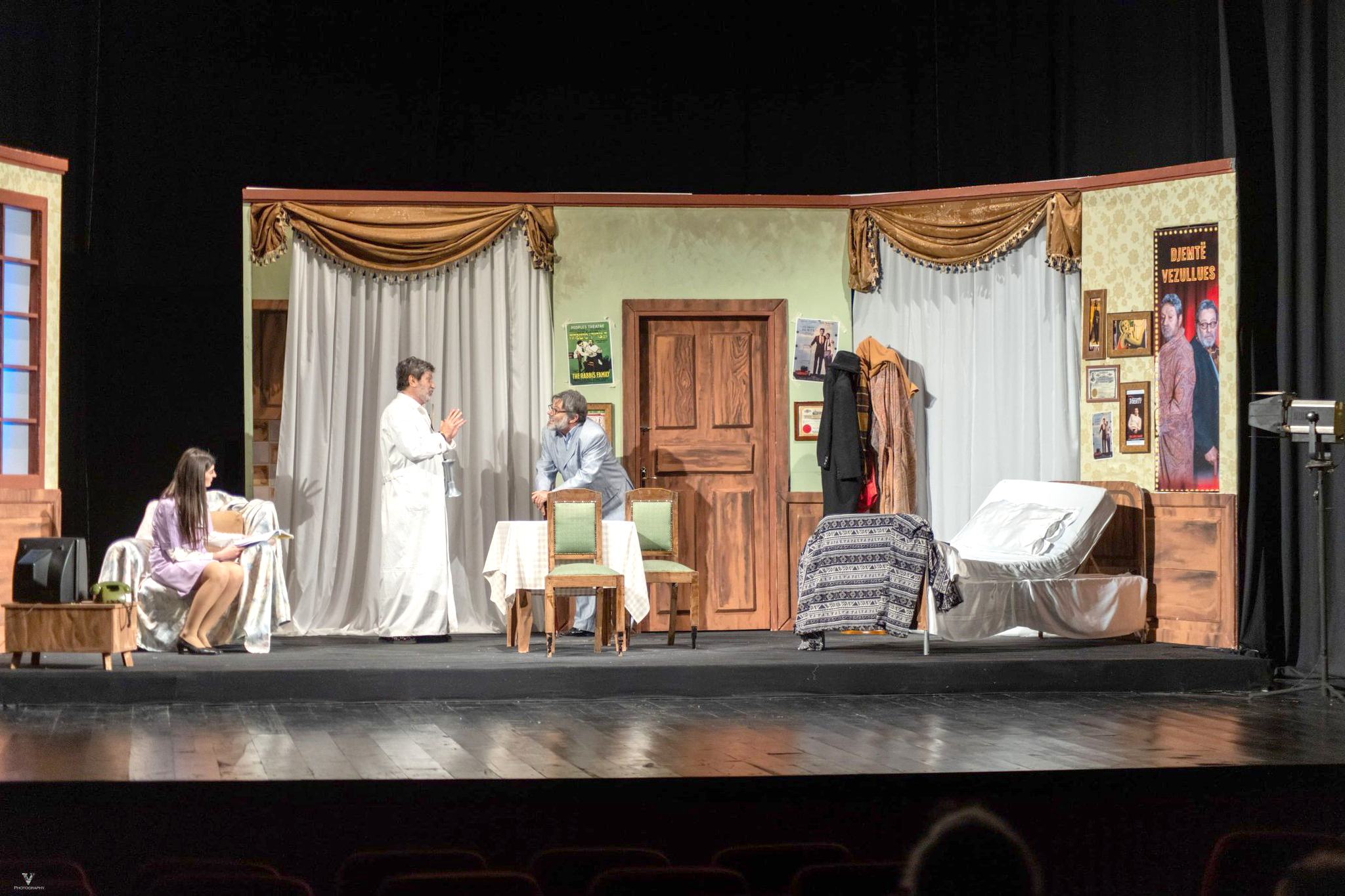 “Djemtë vezullues”, komedi nga Neil Simon me regji nga Roland Minga në skenën teatrore