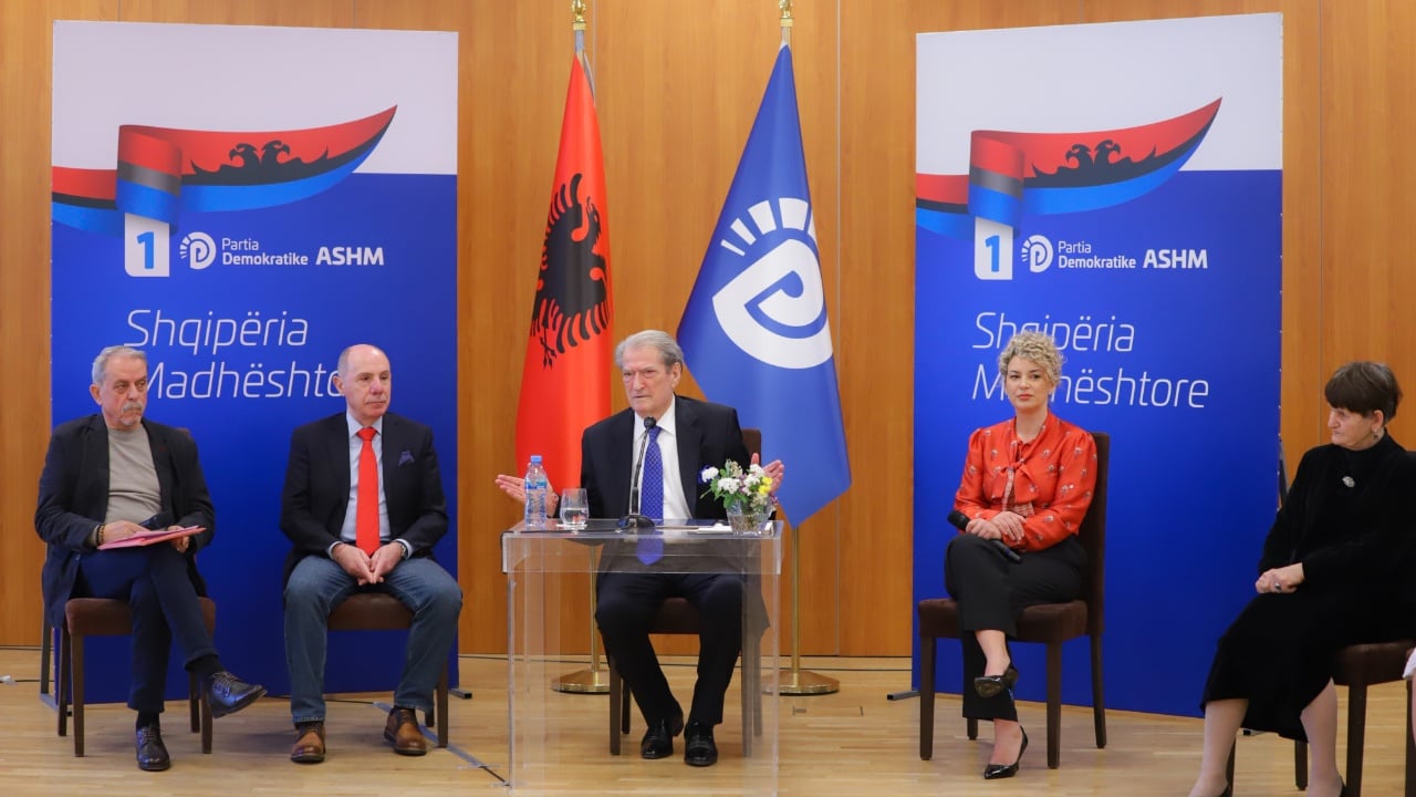 “Do të kenë Kartën e Konsumatorit”, Berisha prezanton programin për pensionistët: Do zgjerohet lista e rimbursimit, ulje të çmimit të energjisë dhe ujit