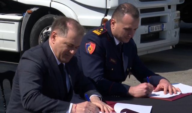 Doganat dhe Policia nënshkruajnë marrëveshje për procedura më të lehta dhe më të shpejta eksporti