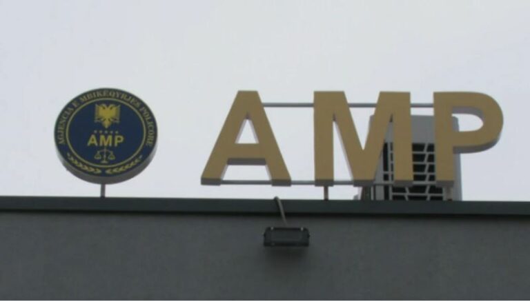 Drejtonte ambulancën në gjendje të dehur, AMP vendos në pranga punonjësin e policisë