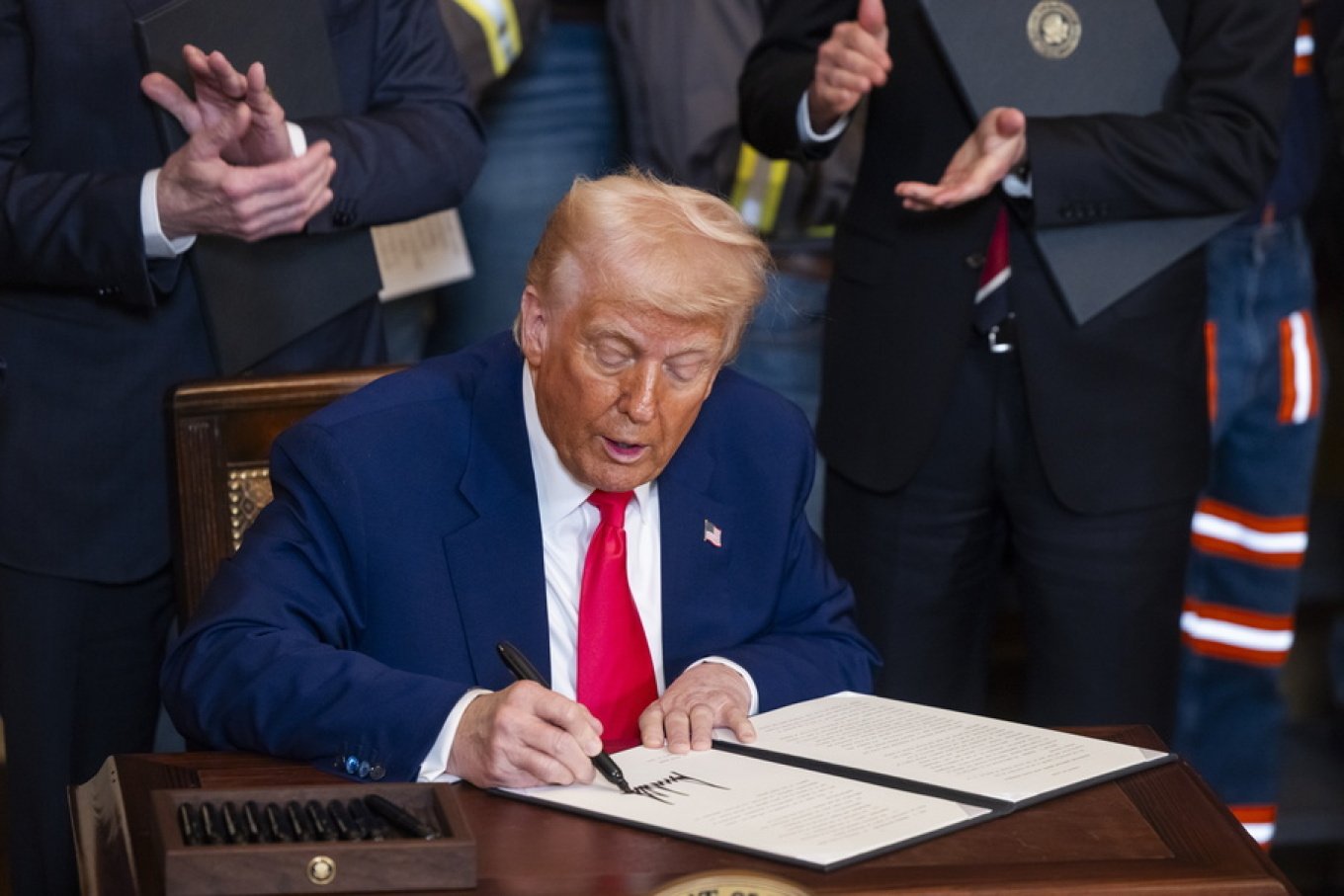 “Dua të kujdesem për flokët e mi të bukur”, Trump dekret të ri për kufizimin e ujit, rrëzon vendimet e ish-presidentit Biden dhe Obama