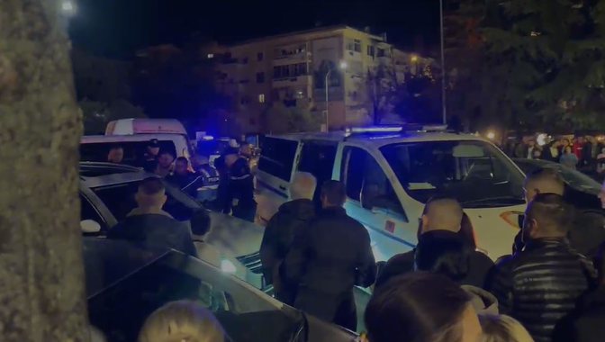 Durrës/ Sherr për një vend parkimi mes dy vajzave, policia dhe ambulanca në vendngjarje