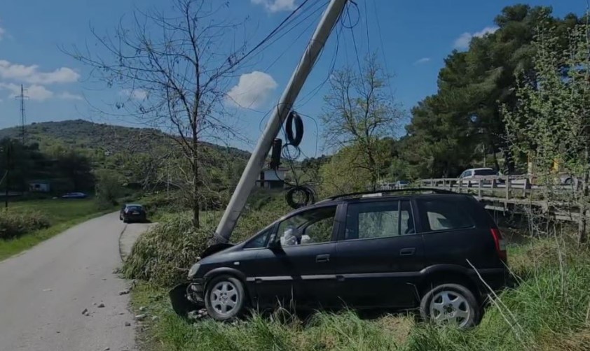 Dy automjete përplasen me njëra tjetrën, pastaj me shtyllën dhe pemën