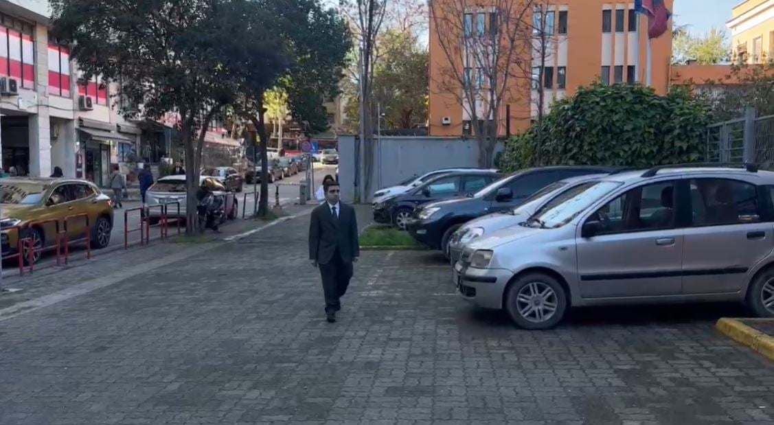 Dy orë në zyrat e SPAK, Kreu i Komisionit të Prokurimeve Publike largohet nga Prokuroria, s’pranon të flasë për gazetarët