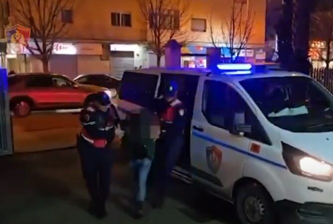 Dyshohet se vodhën mbi 41 mijë euro në Durrës, lihet në burg irlandezi