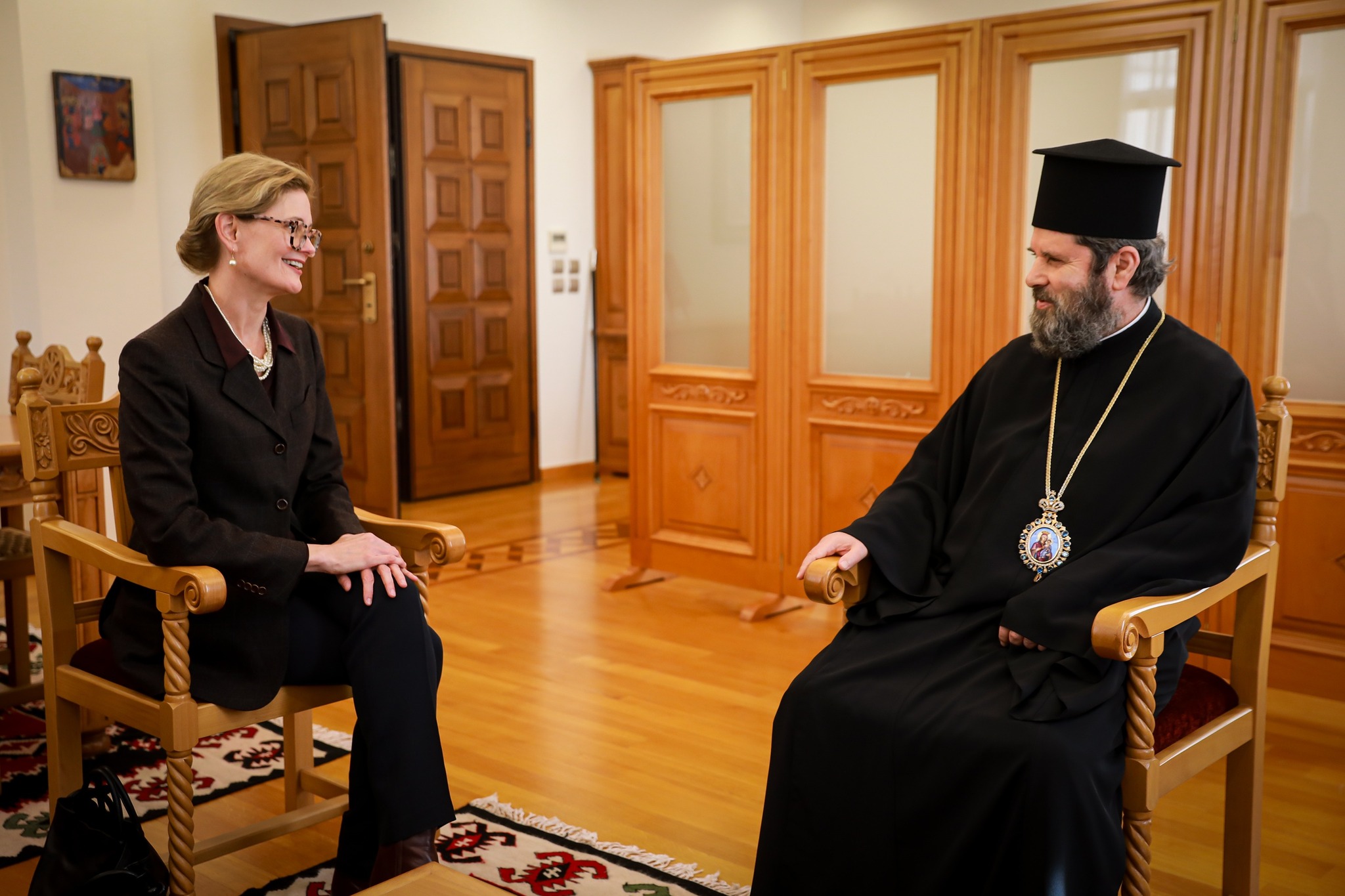 E deleguara e SHBA takon Kryepeshkopin Joan Pelushi! Diskutohet mbi rëndësinë e harmonisë ndërfetare në Shqipëri