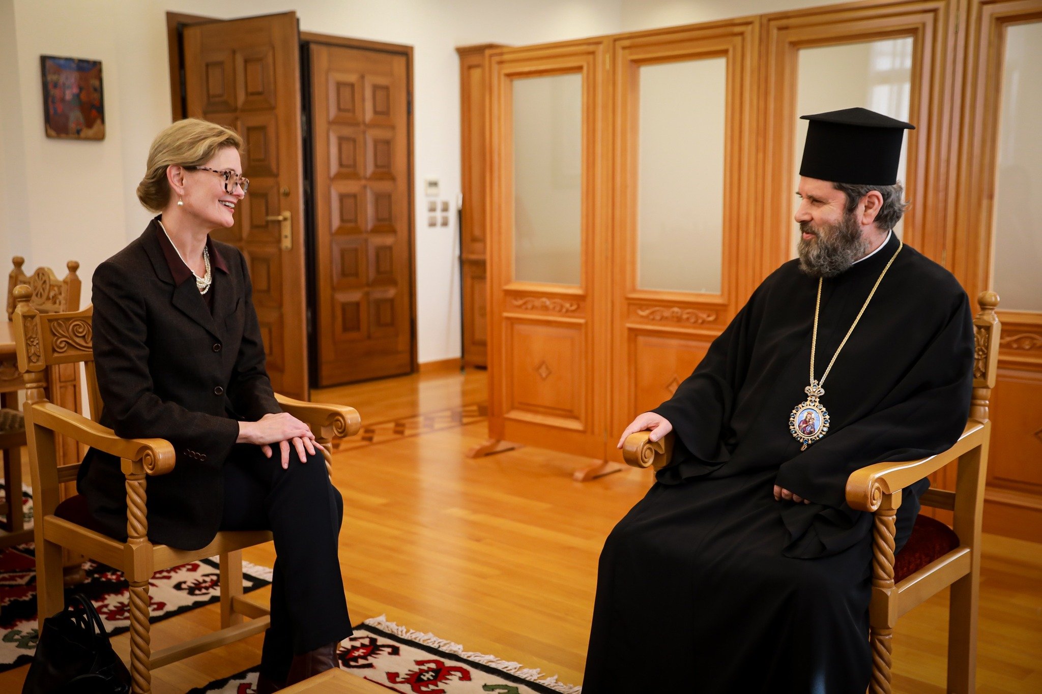 E Ngarkuara me Punë e SHBA në Tiranë takohet me Kryepeshkopin Joan Pelushi, Nancy VanHorn: Urimet për rolin e ri