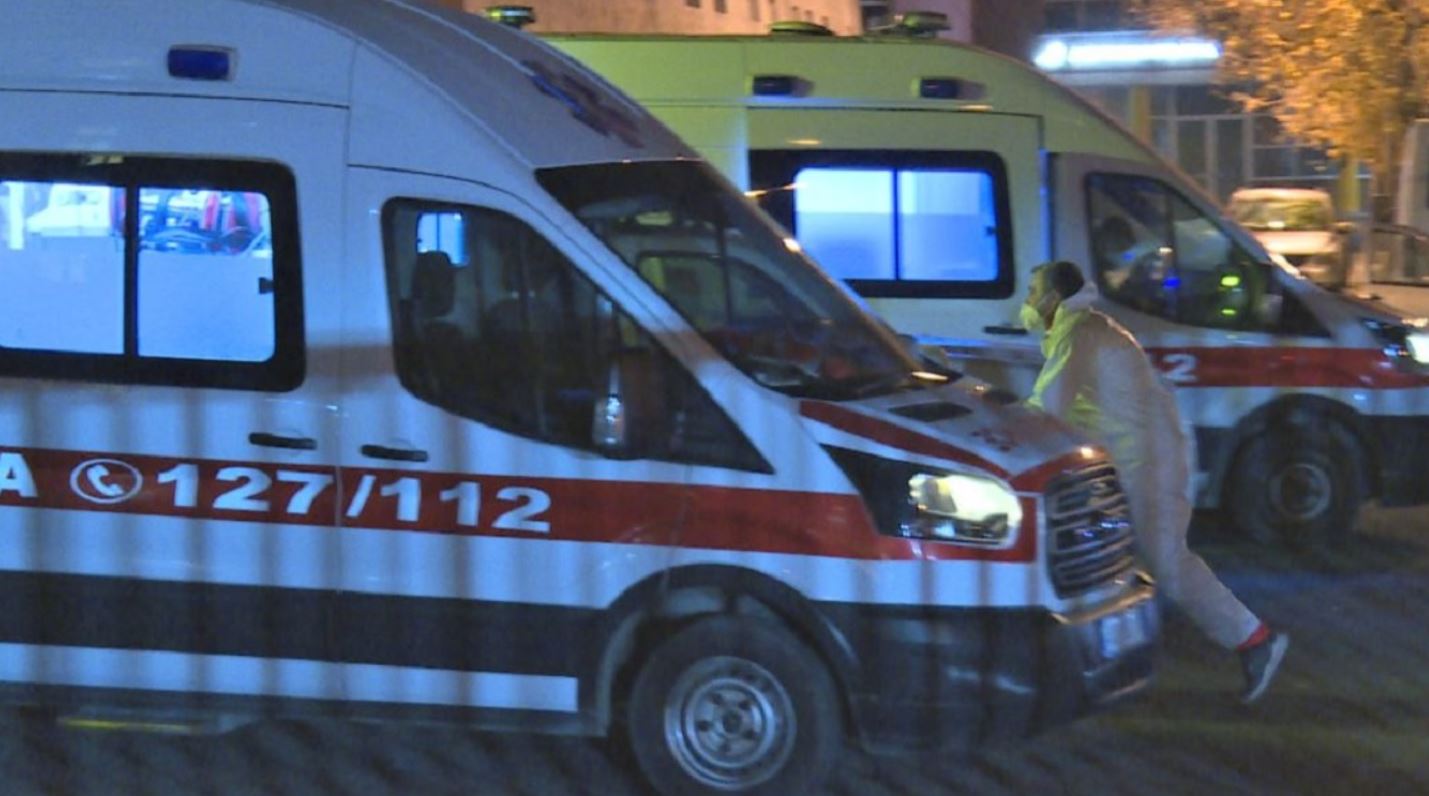 E rëndë në Berat, familjarët gjejnë të varur në pemë 41-vjeçarin