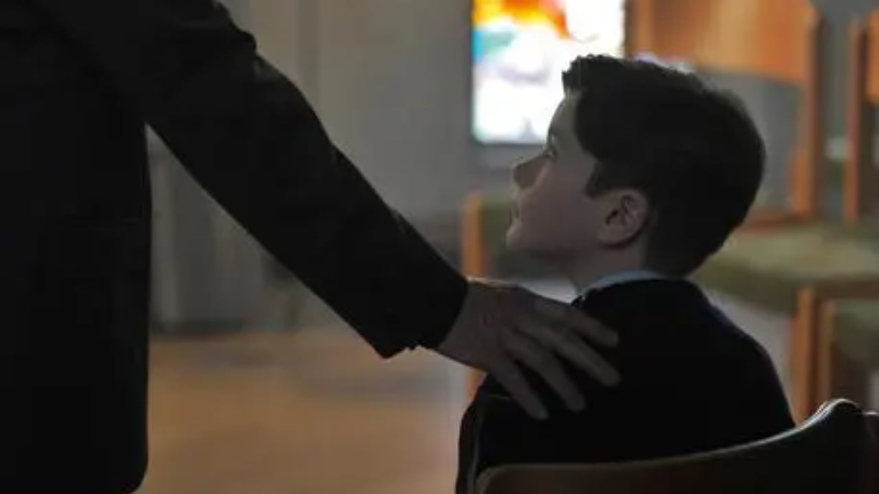 E rëndë në Itali! Abuzonte seksualisht me të miturit, vihet në pranga prifti 48-vjeçar