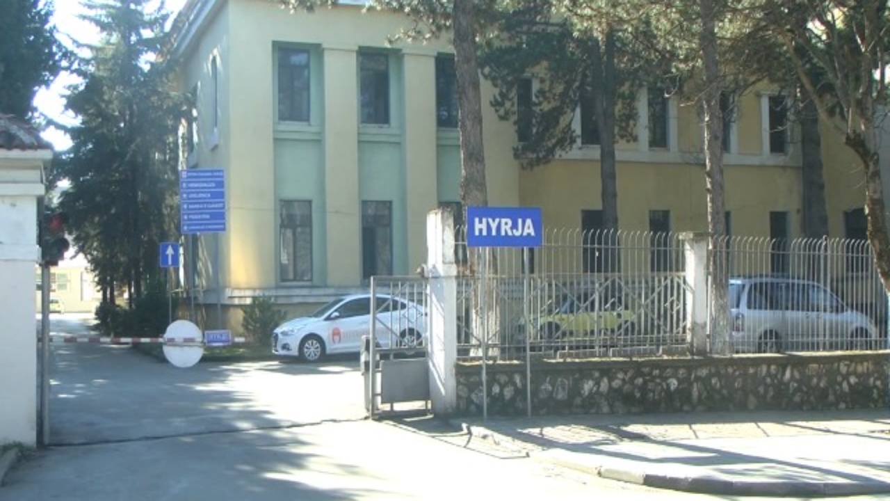 E rëndë në Korçë! Roja i spitalit hyn i dehur në dhomat e pacientëve, godet familjarin e një prej tyre