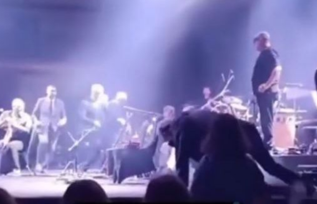 E trishtë / Këngëtari i njohur shembet në skenë dhe humb jetën (Video)