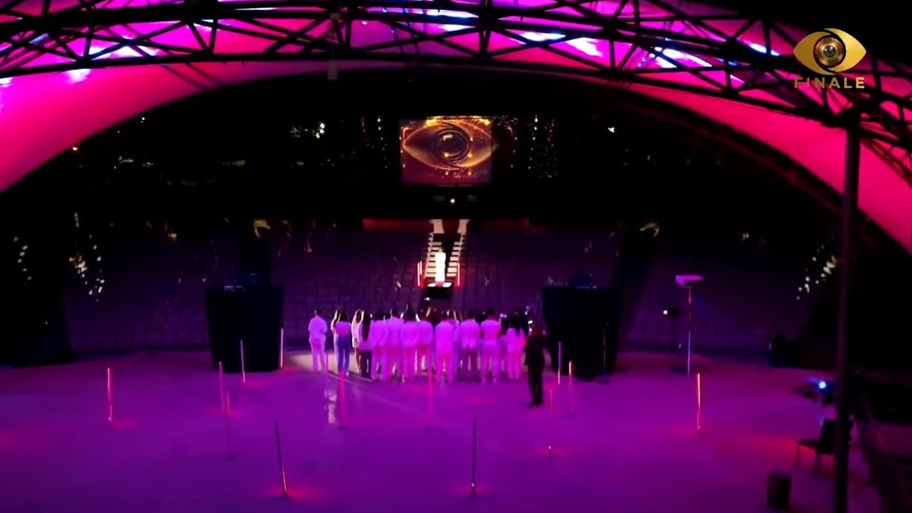 E veshur si nuse, në një vallëzim me babain e ndjerë/ Rozana ‘shpërthen’ në lot kur i dëgjon zërin, merr surprizën e jetës nga motra dhe Kori i Fëmijëve të Qendrës “Pentagram”