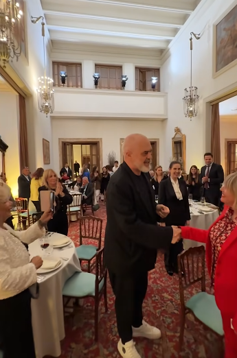 Edi Rama, mikpret vizitorët e fluturimit të parë të linjës direkte Izrael – Shqipëri