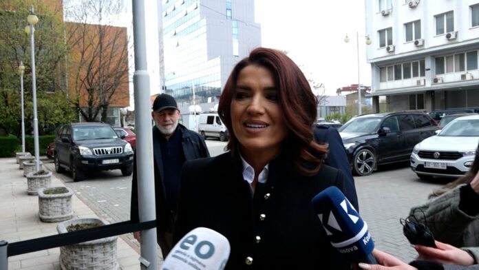 Edona Llalloshi shkon e lumtur në Kuvend- Regjistrohet si deputete për herë të parë