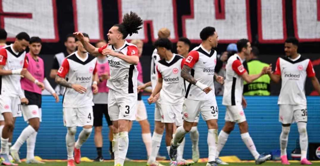 Eintracht Frankfurt mund rivalin direkt Leipzig dhe thuajse siguron Champions, Monaco bën hap fals