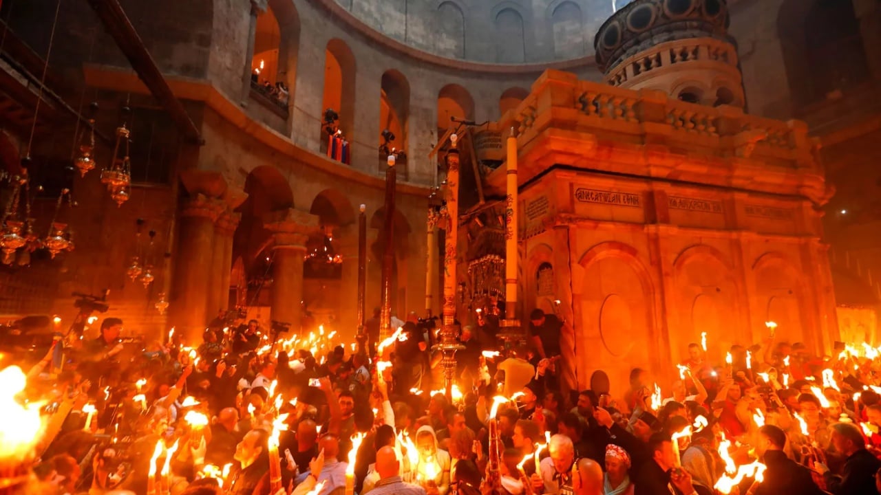 “Ejani merrni dritë”/ Nisin në Jeruzalem përgatitjet për ceremoninë e Zjarrit të Shenjtë