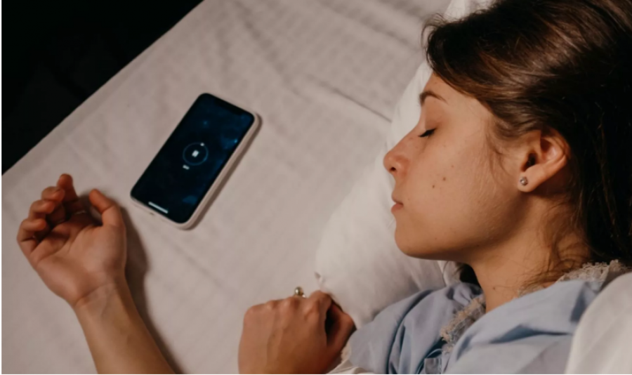 Ekspertët: Adoleshentët kanë nevojë për një rutinë para gjumit pa teknologji dhe edukim mbi pasojat e gjumit të dobët