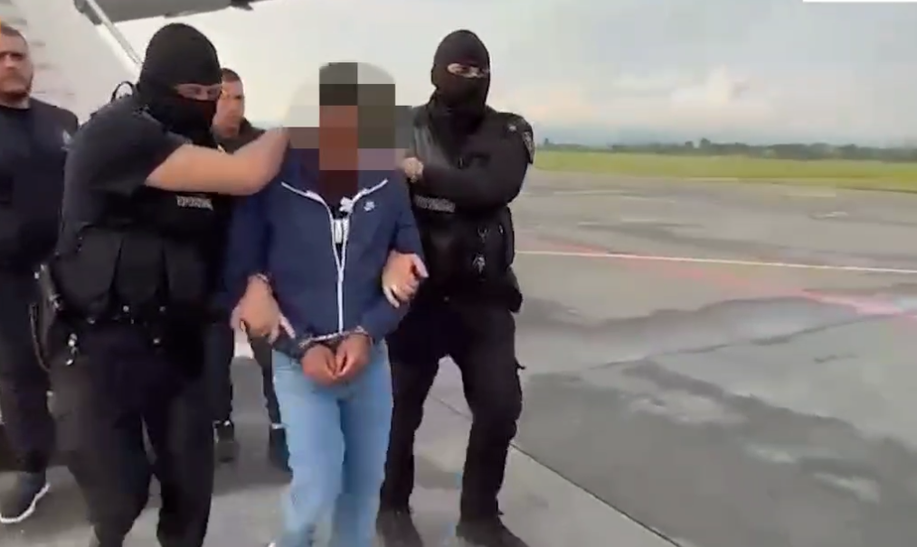 EMRI/ I dënuar me 5.6 vite burg për plagosje, ekstradohet nga Greqia 39-vjeçari shqiptar