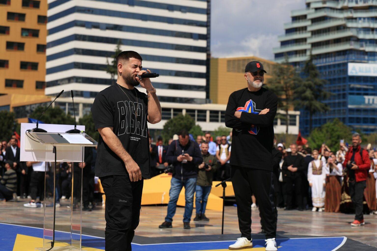 “Familja ime dikur ishte me PD-në”/ Performoi këngën e zyrtare të fushatës së PS, Noizy: Nuk shoh programet e partive, vetëm Rama ma mbush syrin