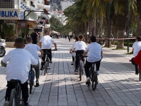 Fëmijët e Sarandës pedaluan për sportin dhe mjedisin në Ditën Ndërkombëtare të Shumësporteve