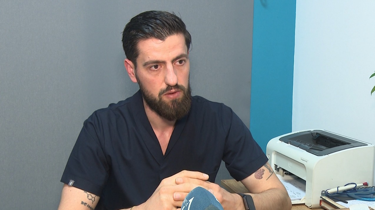 Fëmijët neglizhojnë aktivitetin fizik, adoleshentët vuajnë nga dhimbjet e shpinës nga qëndrimi i gjatë në telefon