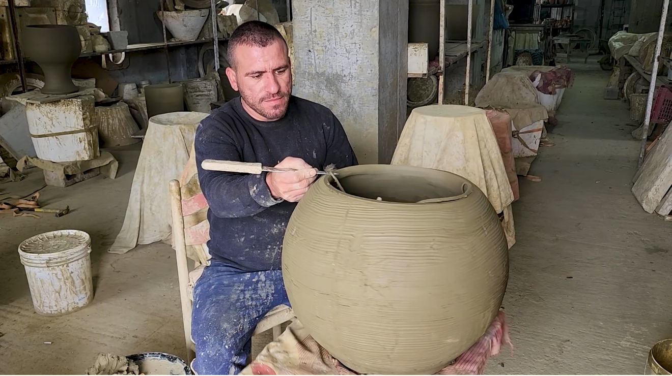 Fier – Artizani që u kthye nga emigracioni për të ndjekur pasionin me argjilë