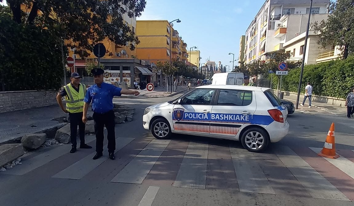 Fier – Makinat me tabelë “Shitet” pushtojnë rrugët dhe trotuaret, nis aksioni për lirimin e hapësirave publike!