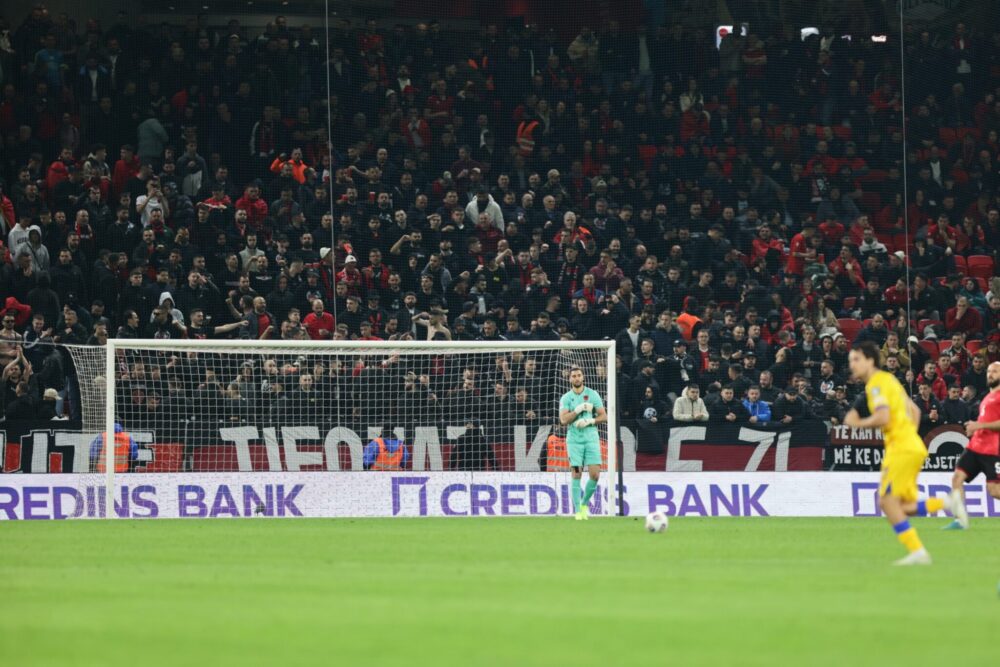 FIFA gjobit Shqipërinë dhe mbyll një pjesë të stadiumit ndaj Serbisë