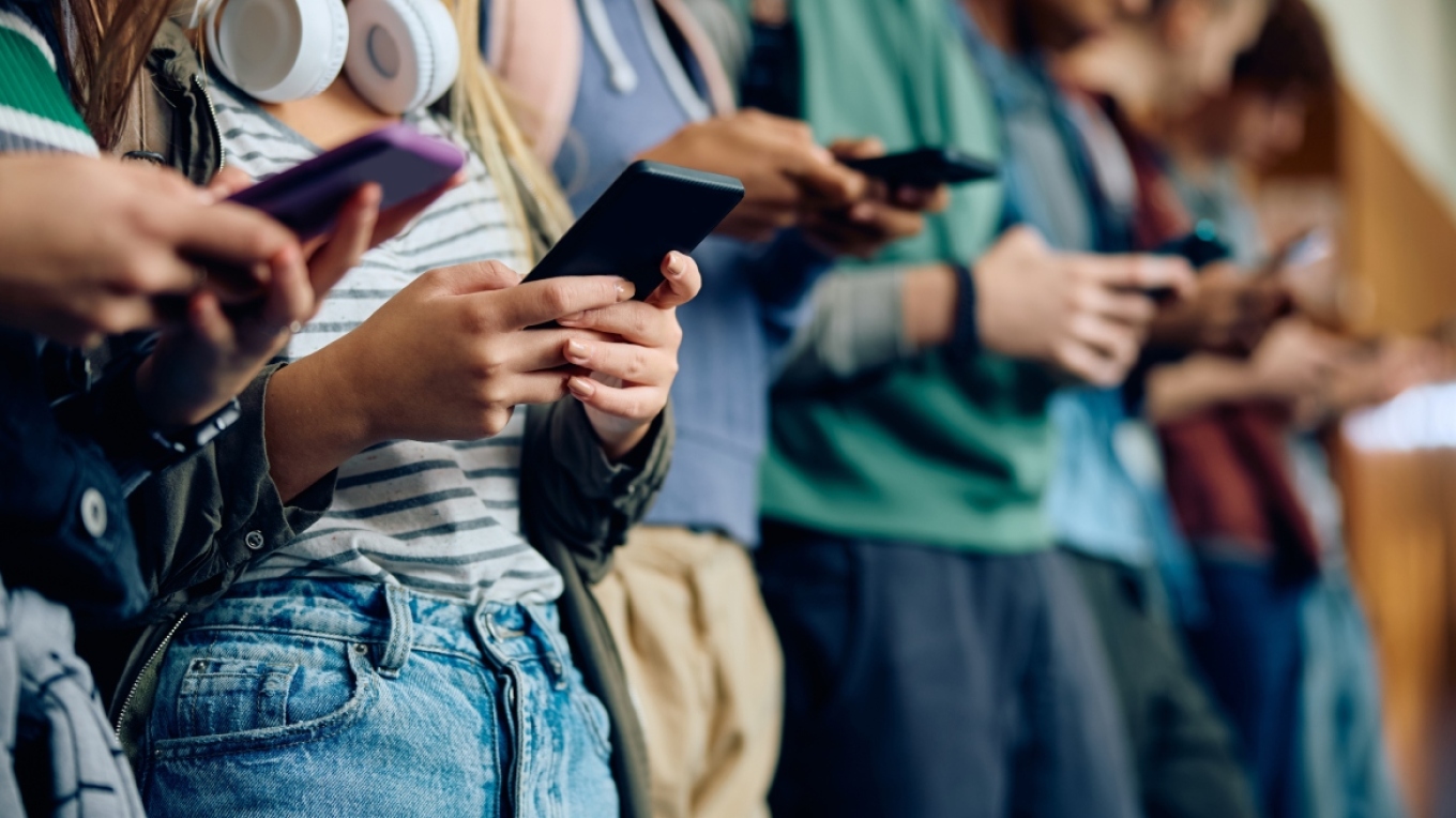 Finlanda ndalon telefonat celularë në klasë, përdorimi nga nxënësit është i kushtëzuar