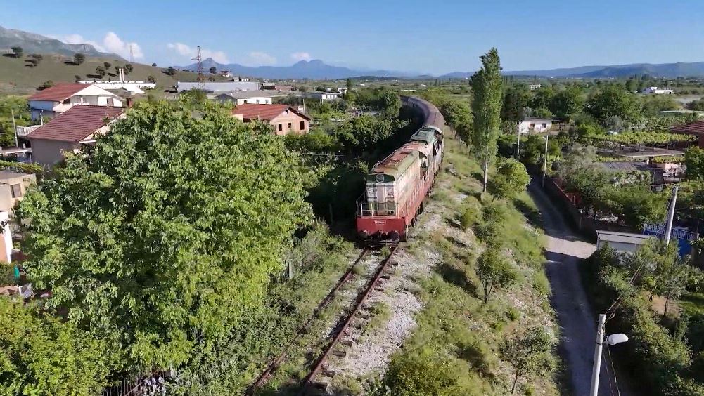 Firmoset marrëveshja me BE për hekurudhën Durrës-Rrogozhinë, Balluku: Përfundon në 2028