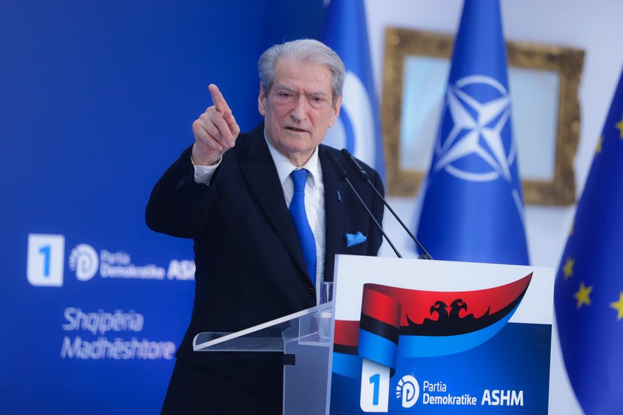 “Flirti” në rrjetet sociale, Berisha: Rama-Basha bëjnë gili-vili çdo ditë!