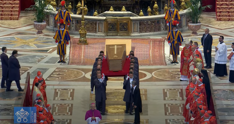 FOTO/ Arkëmorti me trupin e Papa Françeskut vendoset për ritet e fundit në sheshin e ‘Shën Pjetrit’