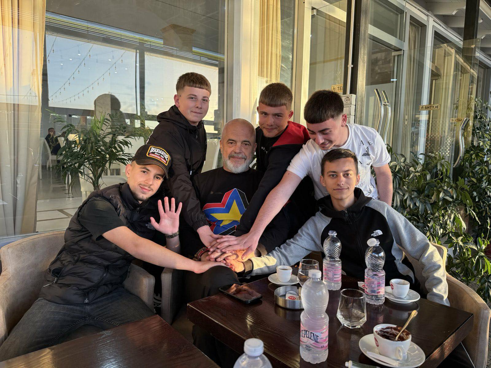 Foto e ditës nga Rama me 5 djem të rinj: Qarku Fier sot ishte flakë