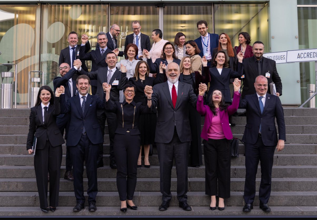 Foto e ekipit që shoqeroi Ramën në Luksemburg